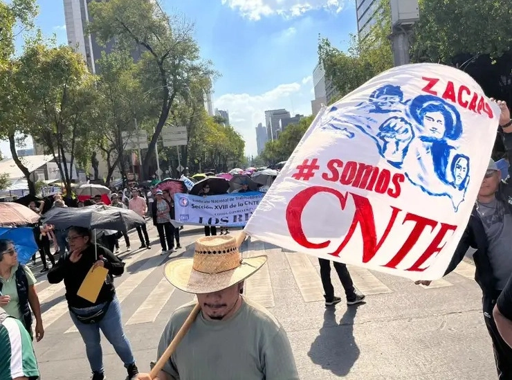 Casi dos mil maestros de la sección 18 de la CNTE se movilizaron antier rumbo a la Secretaría de Gobernación, exigiendo plazas para normalistas. Foto Luis Castillo