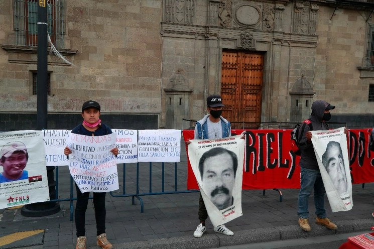 Familiares de desaparecidos protestaron por la falta de respuesta sobre sus casos frente al Palacio Nacional, el pasado 3 de junio de 2020. Foto Alfredo Domínguez