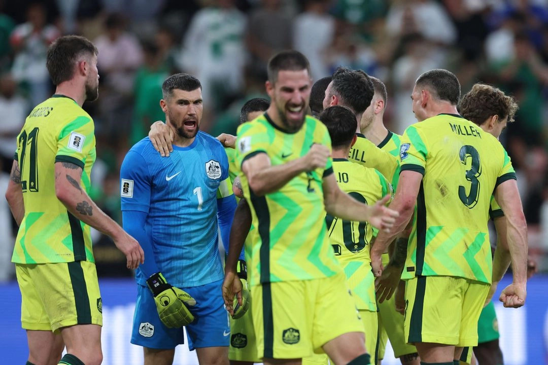 Los jugadores de Australia celebran después de que Arabia Saudita fallara un penal durante el partido de fútbol del grupo C de las eliminatorias de la zona Asia de la Copa Mundial de la FIFA 2026 entre Arabia Saudita y Australia. Foto