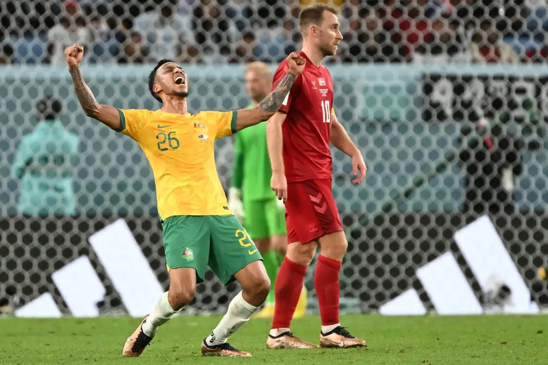 Con una defensa de hierro y un contragolpe letal, Australia consiguió una histórica clasificación a octavos de final del Mundial de Qatar al vencer 1-0 a Dinamarca, el 30 de noviembre de 2022. Foto Afp