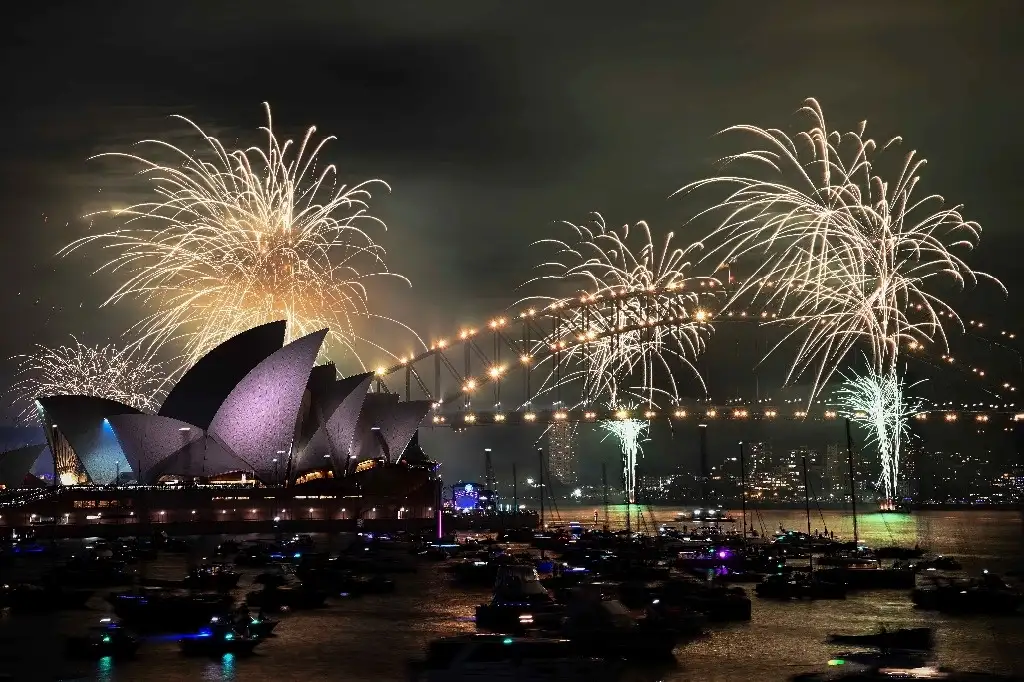 En Australia, se calcula que más de un millón de personas acudieron al puerto de Sidney para los fuegos artificiales tradicionales. Foto Ap.