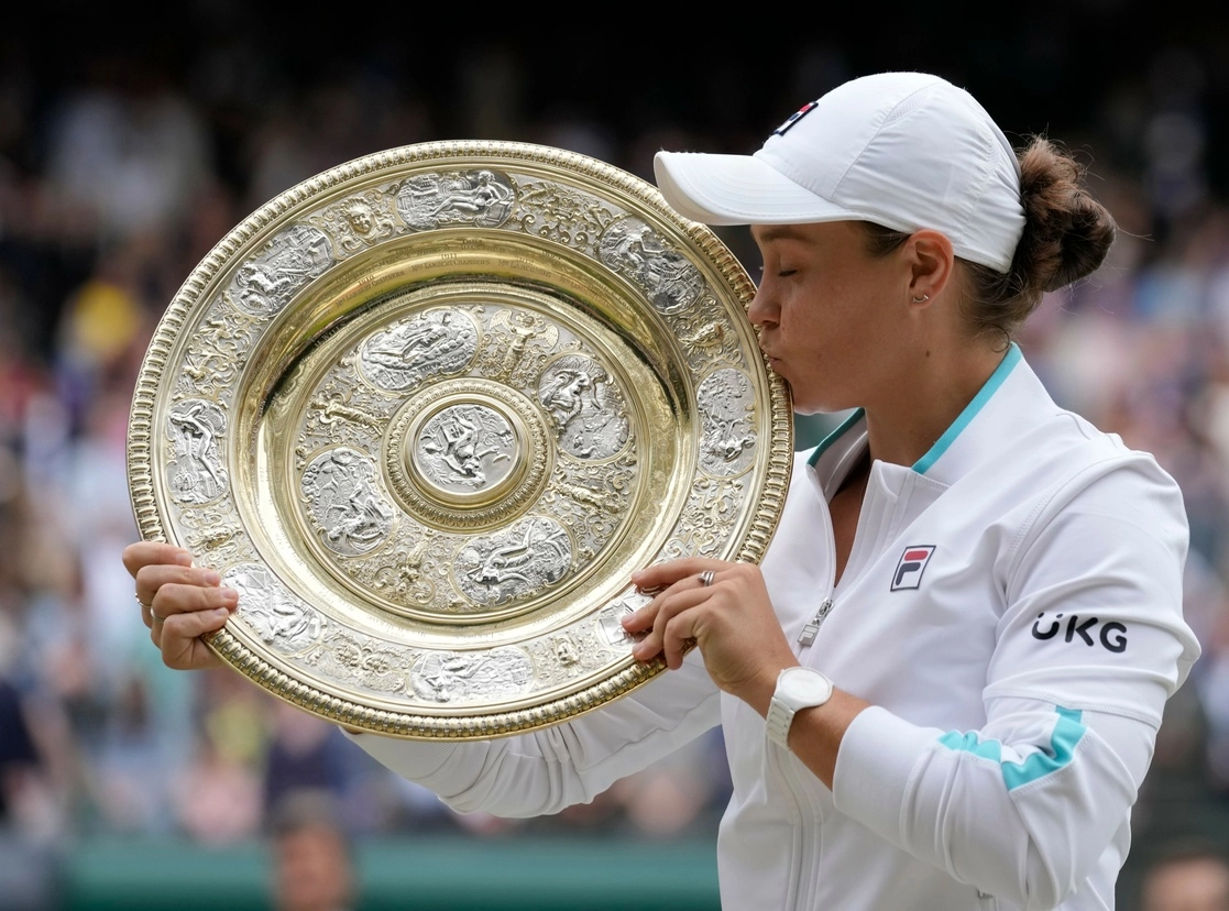 La australiana Ashleigh Barty, número uno mundial, ganó el torneo de Wimbledon al derrotar en la final a la checa Karolina Pliskova por 6-3, 6-7 (4/7) y 6-3. Foto Ap
