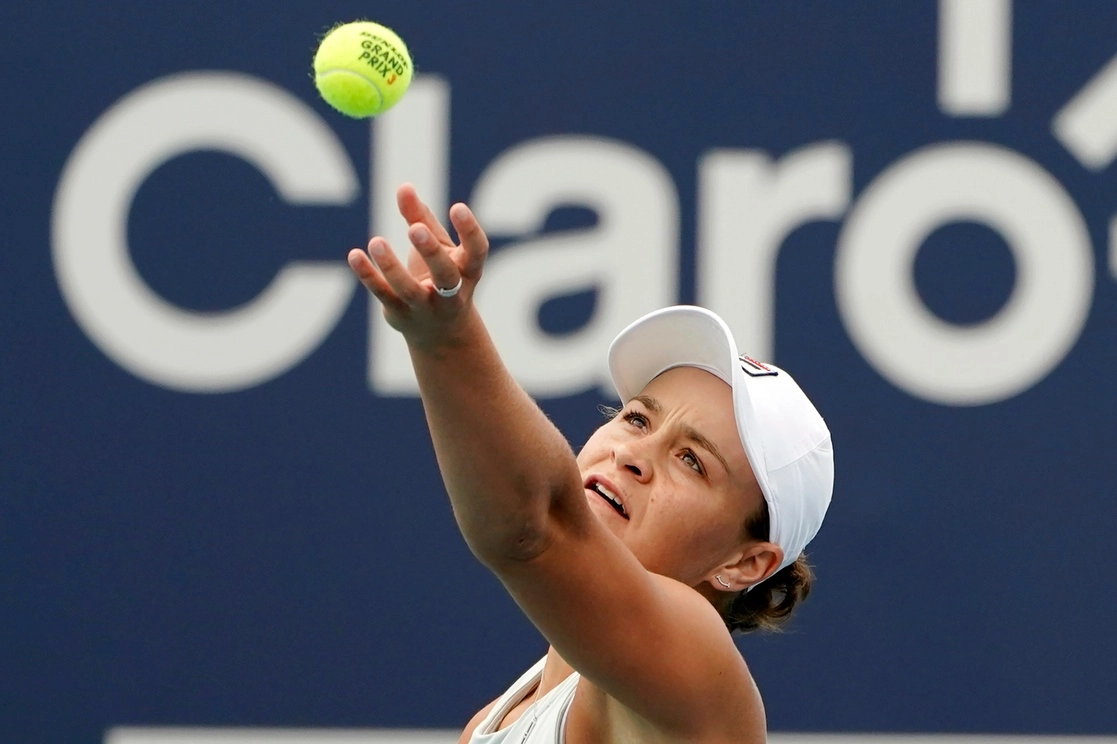 La australiana Ashleigh Barty, número uno mundial, conquistó su segundo título consecutivo del Abierto de Miami en una final que dominaba cuando la canadiense Bianca Andreescu tuvo que retirarse por lesión. Foto Ap