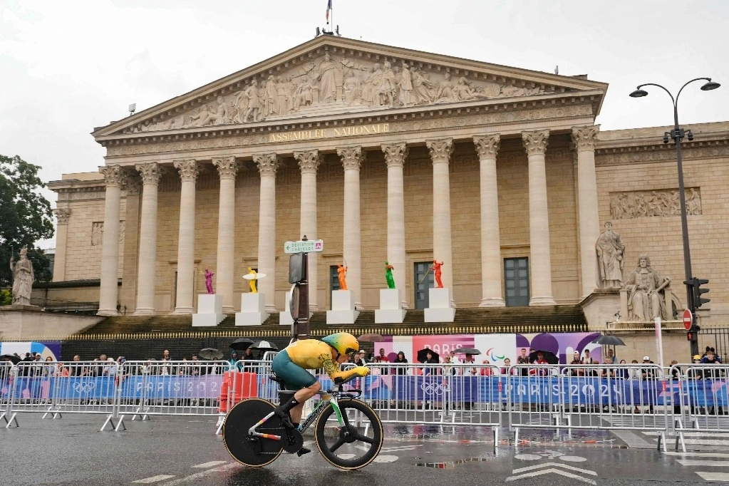 La australiana Grace Brown pasa frente a la Asamblea Nacional durante la competencia de contrarreloj en los Juegos Olímpicos, el 27 de julio de 2024. Foto Afp