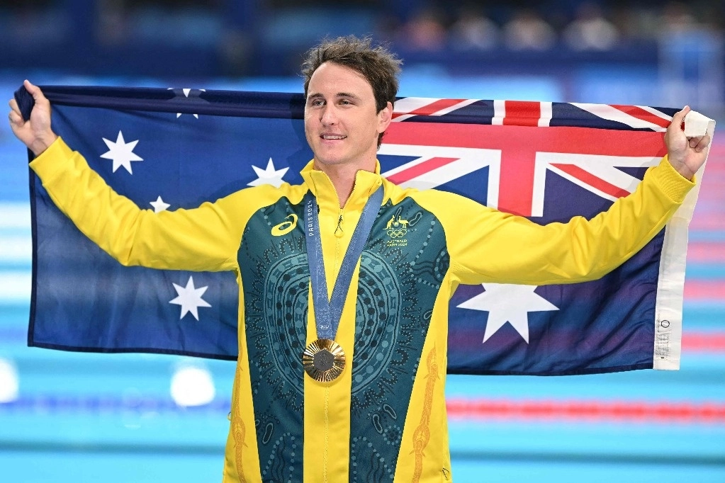 El medallista de oro australiano Cameron McEvoy posa con su medalla después del evento de natación estilo libre masculino de 50 m durante los Juegos Olímpicos de París 2024 en el Arena París La Defense en Nanterre, al oeste de París, el 2 de agosto de 2024. Foto Afp