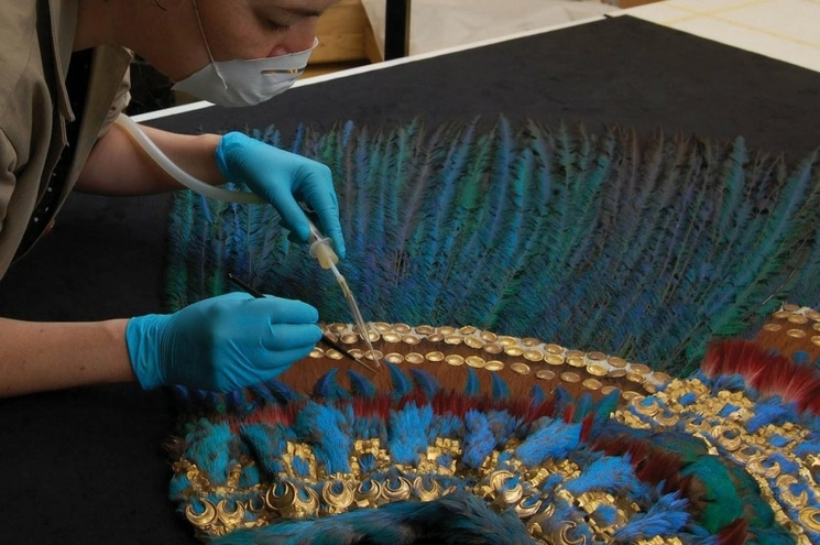 En 2013 se realizó una labor de restauración del Penacho de Moctezuma, en el Museo de Etnología de Viena. Foto Cuartoscuro / Archivo 