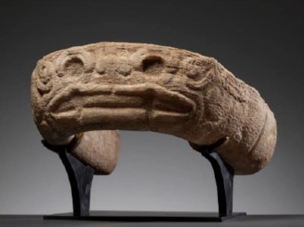 La pieza de origen mexicano es un yugo elaborado en roca que representa a un ser fantástico, realizado en la costa del Golfo durante el periodo Clásico mesoamericano (400-900 d.C.).  Foto cortesía SRE
