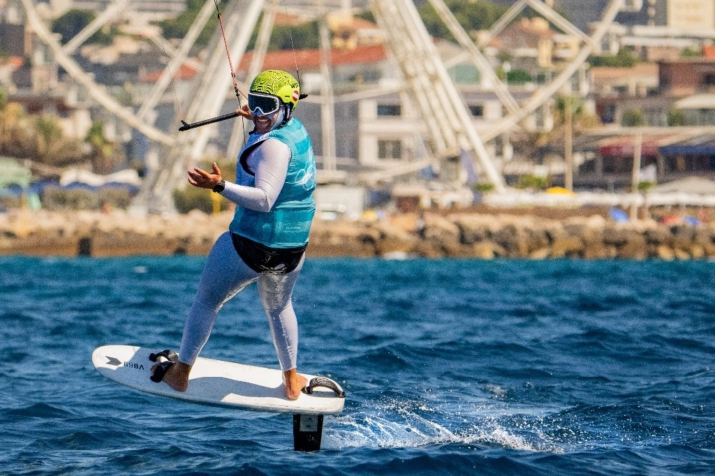 Valentin Bontus, de Austria, reacciona después de ganar el oro, durante una carrera final de cometa masculina, durante los Juegos Olímpicos de Verano de 2024 en Marsella, Francia, el viernes 9 de agosto de 2024. Foto Ap