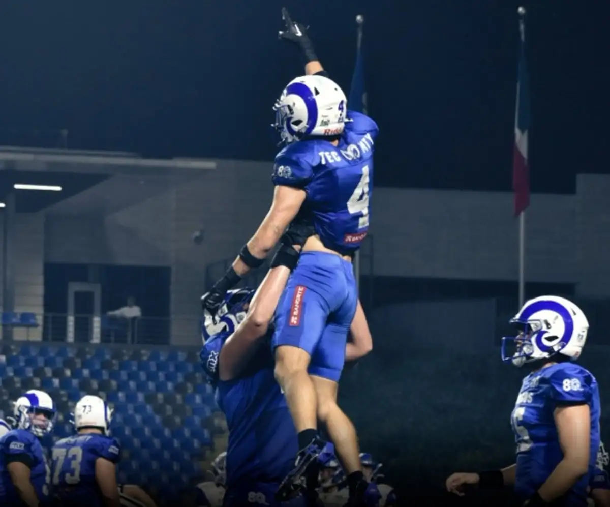 Jugadores de Borregos Monterrey festejan una anotación durante el encuentro. Foto tomada de la cuenta de X 