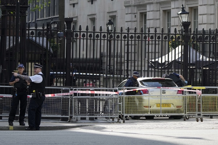 Un automóvil embistió la cerca de la calle Downing de Londres, donde están ubicadas la vivienda y la residencia del primer ministro británico, Rishi Sunak, el 25 de mayo de 2023. Foto Ap