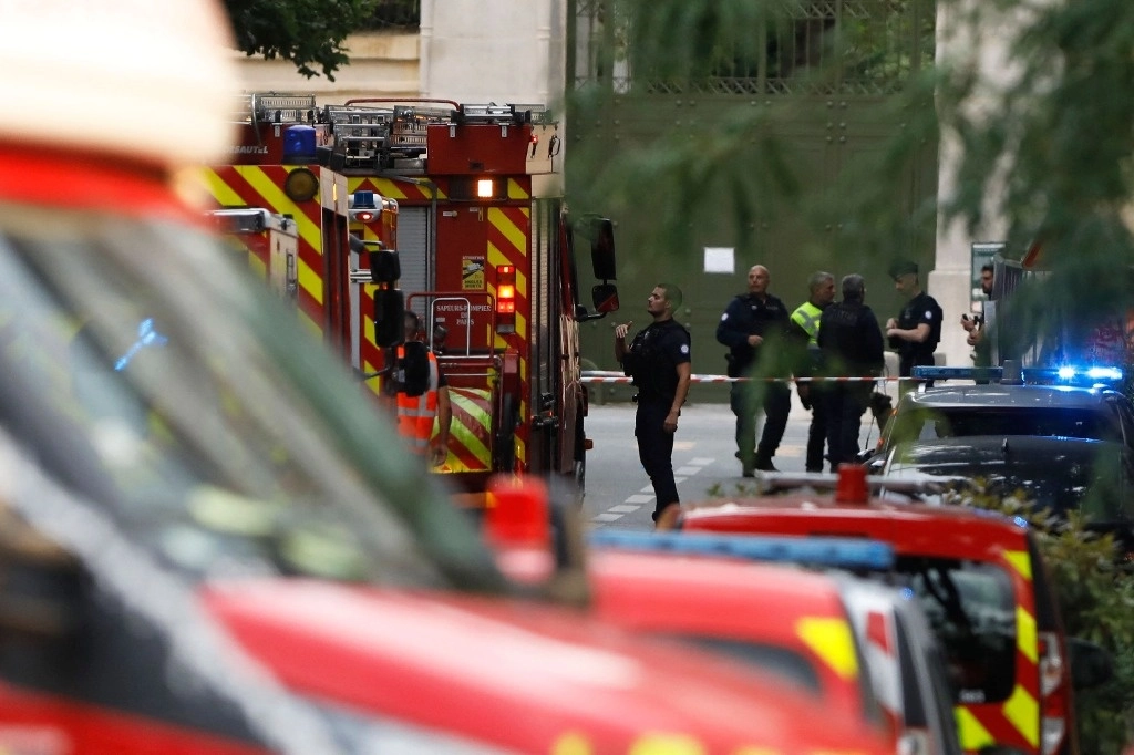 El automovilista embistió la terraza del restaurante Le Ramus en París, Francia; hay un  muerto y seis heridos, tres de ellos de gravedad. Foto Afp