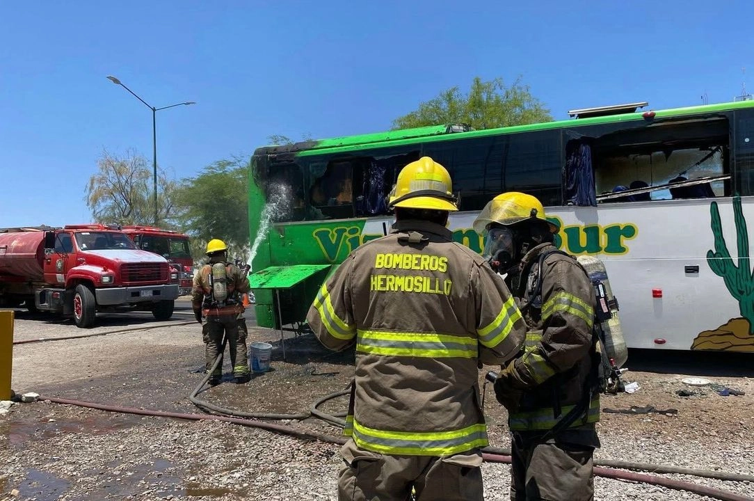 Uno de los conductores del autobús sufrió quemaduras al intentar abrir la tapa del motor para contener la conflagración, según informaron los cuerpos de emergencia. Personal de la Policía Municipal, Estatal y Cruz Roja acudieron al sitio para auxiliar a los pasajeros y asegurar la zona. Foto
