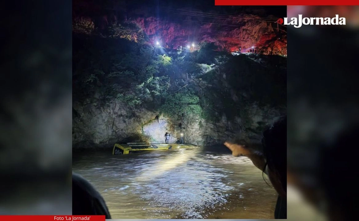 El autobús de la línea Oro cayó esta madrugada a un río en la carretera Tulcingo–Tlapa de Comonfort, a la altura del poblado de Ixcateopan, municipio de Alpoyeca, Guerrero. Foto