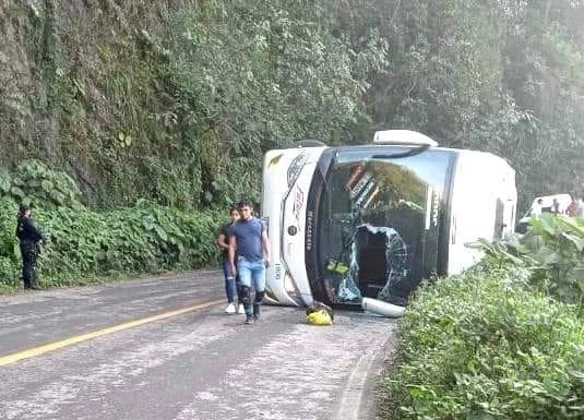 De acuerdo a las autoridades municipales de Chapulhuacán , el accidente se produjo en el paraje conocido como el "Cantil de la Mona". Foto La Jornada
