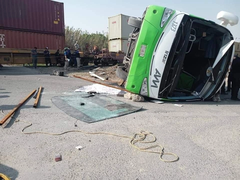 Una persona fallecida y al menos seis heridos dejó el choque de un tren con un autobús de pasajeros en Atitalaquia, Hidalgo. Foto ‘La Jornada’