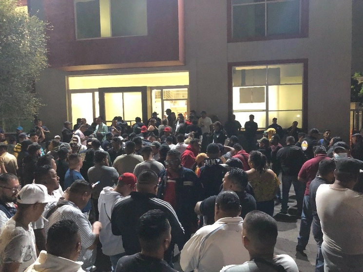 El sujeto fue entregado a personal de la fiscalía regional de Ecatepec de la FGJEM. Foto Javier Salinas 