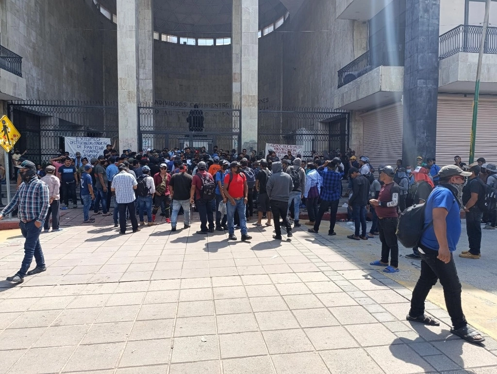 Integrantes del grupo de autodefensas El Machete, de Pantelhó, Chiapas montaron un plantón indefinido en el Congreso del Estado de Chiapas. Foto La Jornada