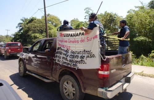 Policías comunitarios de Uxpanapa, Veracruz, al participar ayer en una caravana en el municipio de Las Choapas, para exigir a las autoridades reforzar la seguridad en la zona, golpeada por la delincuencia organizada. Foto Sergio Hernández Vega