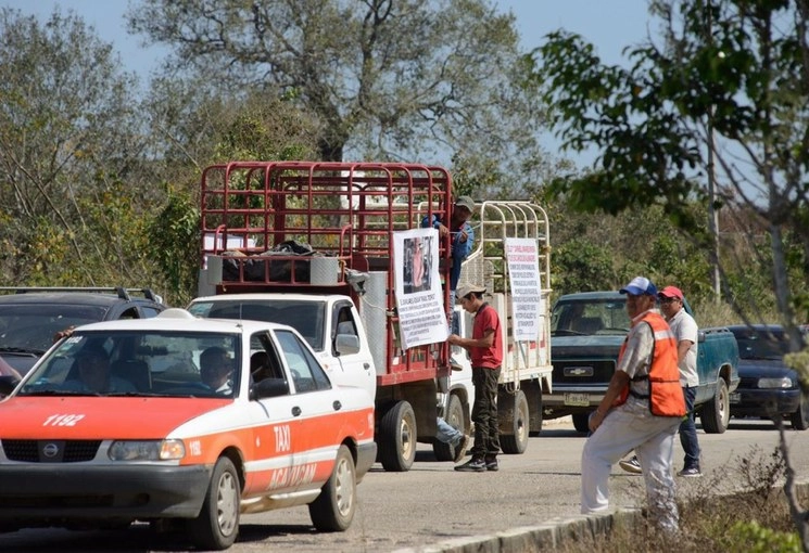 Este martes, más de 200 vehículos de personas de la zona sur del estado hicieron una caravana hacia San Juan Evangelista para exigir la intervención de las autoridades estatales ante la situación de inseguridad. Foto Sergio Hernández-Vega