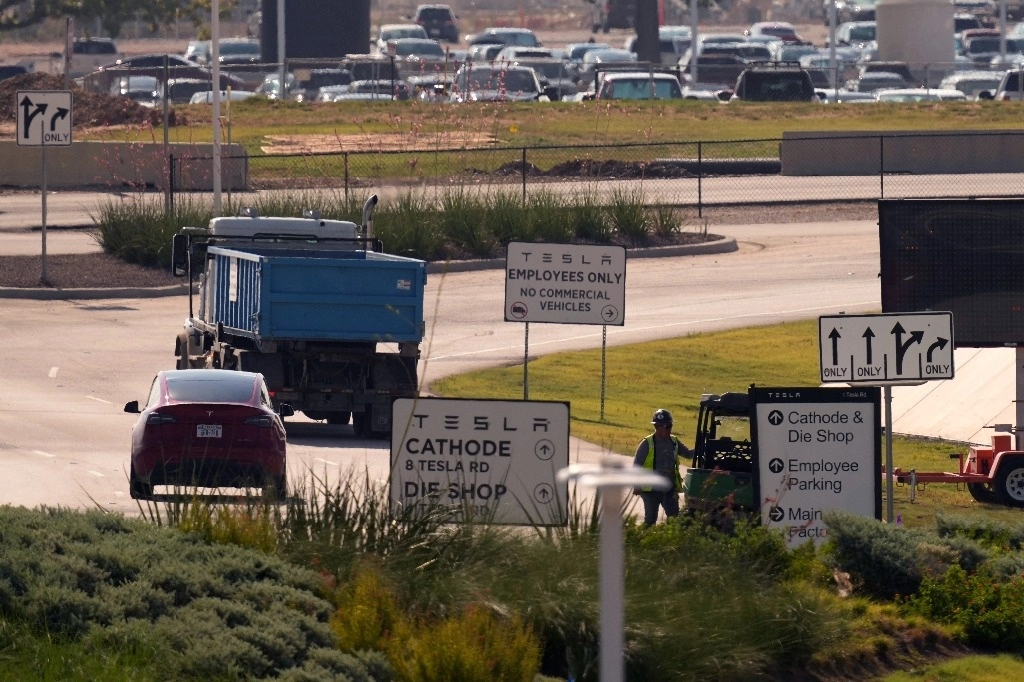 Los vehículos pasan por la Gigafábrica de Tesla, el jueves 13 de junio de 2024, en Austin, Texas. Foto Ap