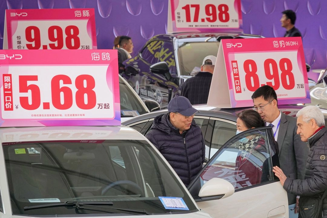 Clientes observan autos eléctricos BYD en una exhibición de autos en Yantai, provincia oriental china de Shandong, el 10 de abril de 2025. Foto