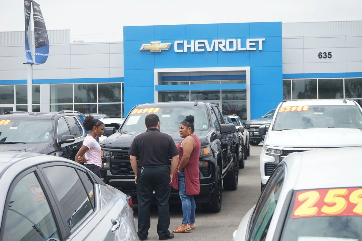 Imagen del 22 de julio de 2025 de un concesionario Chevrolet, en Covina, en el condado de Los Angeles, California, Estados Unidos. Foto
