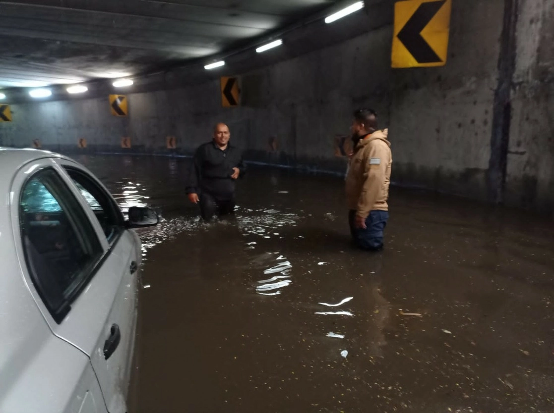 En la colonia Villas del Lago, elementos de Protección Civil realizaron labores para remover automóviles que quedaron varados debido a los encharcamientos generados por las lluvias en la capital morelense. Foto cortesía Protección Civil de Morelos