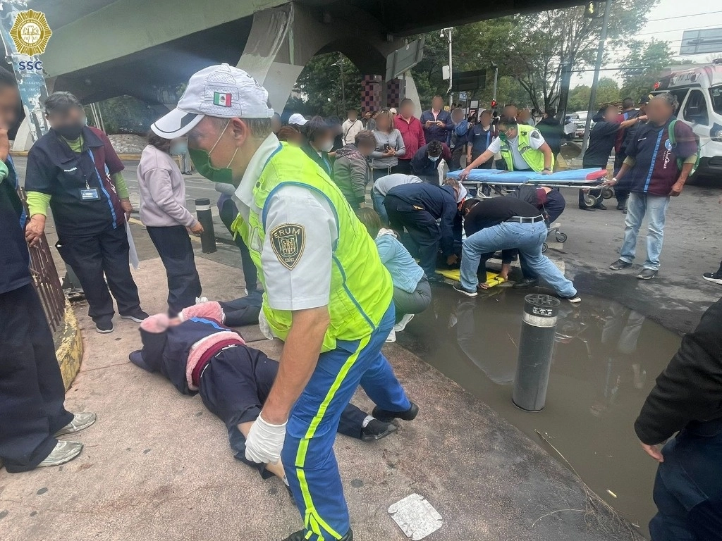 Las seis personas fueron trasladadas a un hospital cercano para recibir atención médica, en la Ciudad de México, el 25 de junio de 2024. Foto SSC