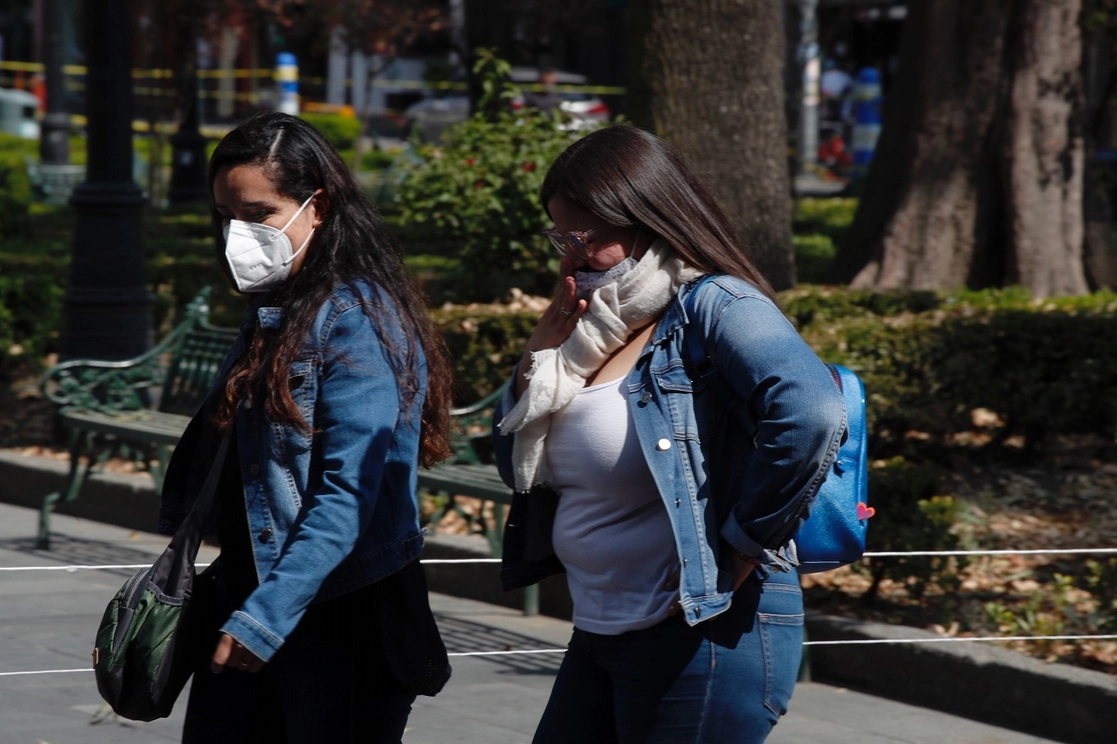 Dos mujeres caminan en el centro de la alcaldía Coyoacán. Foto Cristina Rodríguez / Archivo