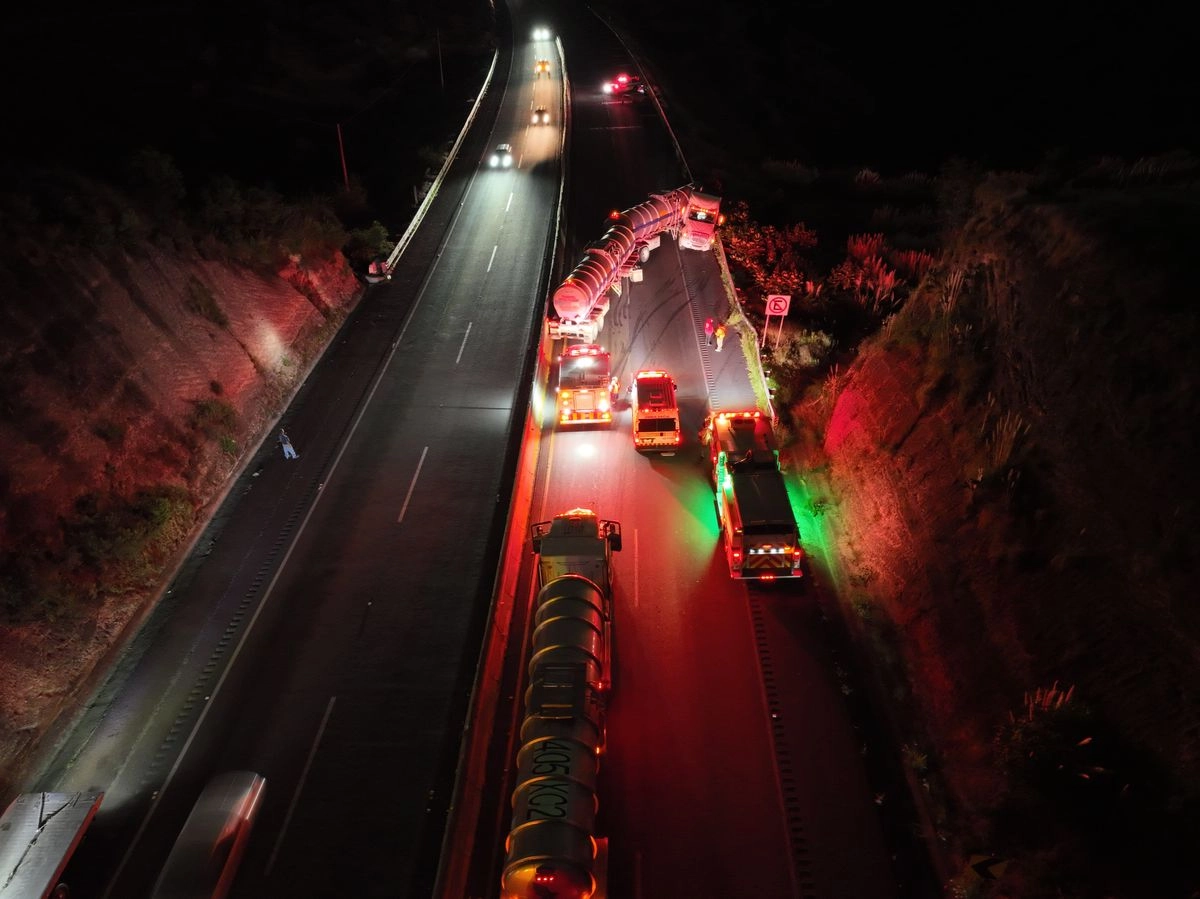 Personal de Caminos y Puentes Federales (Capufe) labora en la zona para retirar la unidad que bloquea todos los carriles que impiden la circulación. Foto