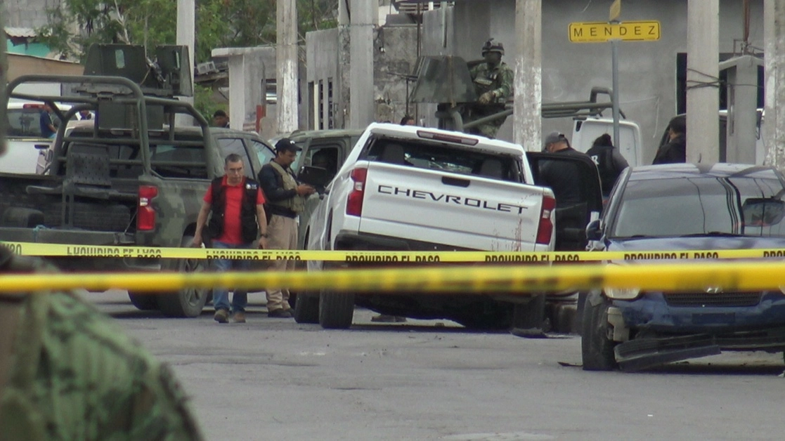 Continúan los peritajes en colonia Manuel Cavazos Lerma en Nuevo Laredo donde fueron asesinado cinco jóvenes presuntamente a manos de militares. Foto Carlos Figueroa