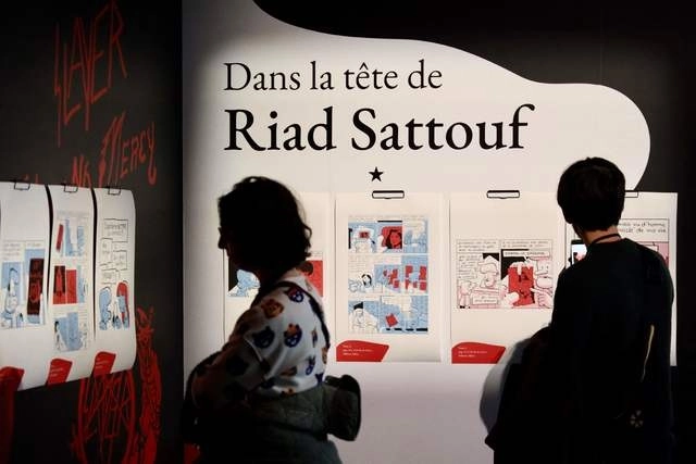 Personas observan las creaciones expuestas en la exposición Riad Sattouf en Vaisseau Moebius durante el 51º Festival Internacional del Cómic de Angouleme. Foto Afp