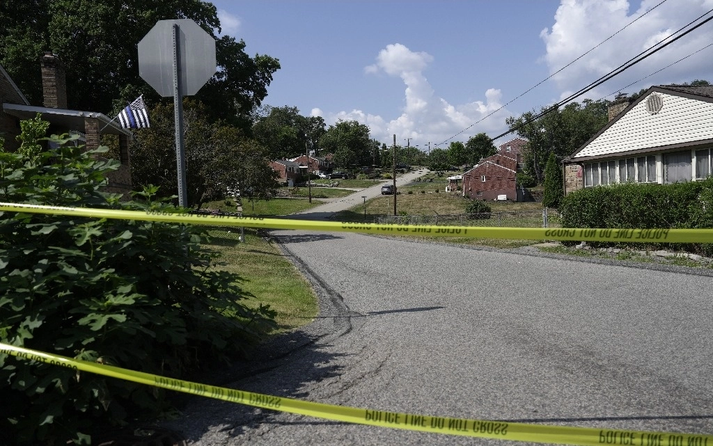 La policía bloquea una calle en Bethel Park, Pensilvania, que según dicen está cerca de la residencia de Thomas Matthew Crooks, el presunto tirador del expresidente Donald Trump, el 14 de julio de 2024. Foto Ap