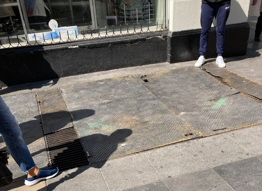 La Autoridad del Centro Histórico indicó que se atenderán las peticiones vecinales en materia de tapas de alcantarillas dañadas en las calles de Motolinía, Luis Moya y Revillagigedo, el 1 de febrero de 2023. Foto Bertha Teresa Ramírez 