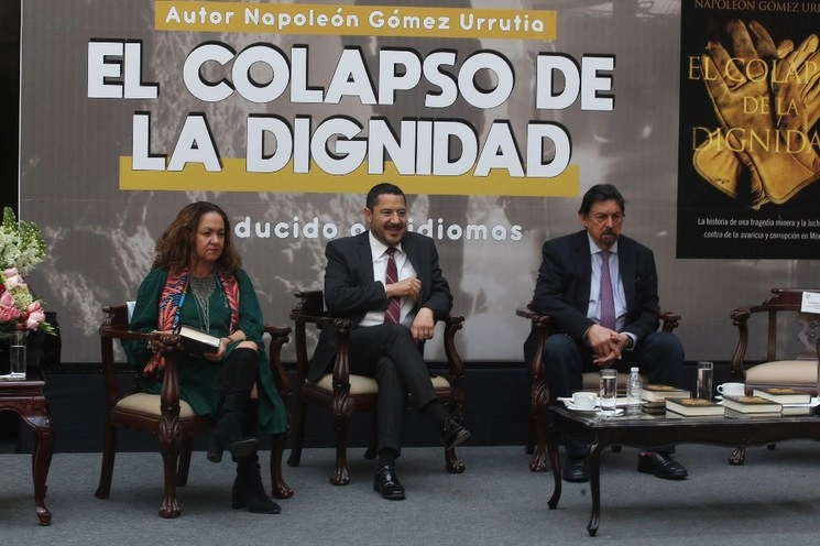 La directora general de Notimex, Sanjuana Martínez, (izq)el senador Martí Batres (c) y el legislador Napoleón Gómez Urrutia durante la presentación del libro de este último. Foto Jesús Villaseca 