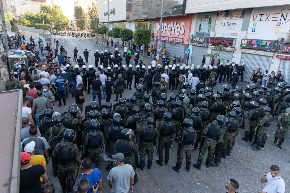 La policía antidisturbios y agentes de seguridad vestidos de civil se enfrentan con manifestantes que participaban en una protesta por la muerte del activista disidente Nizar Banat. Foto Ap