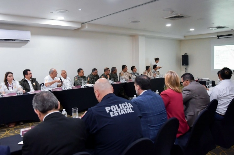 Aspectos de la reunión sobre migración entre el gobierno de Chihuahua, el INM, Ferromex y representantes de Estados Unidos. Foto La Jornada 
