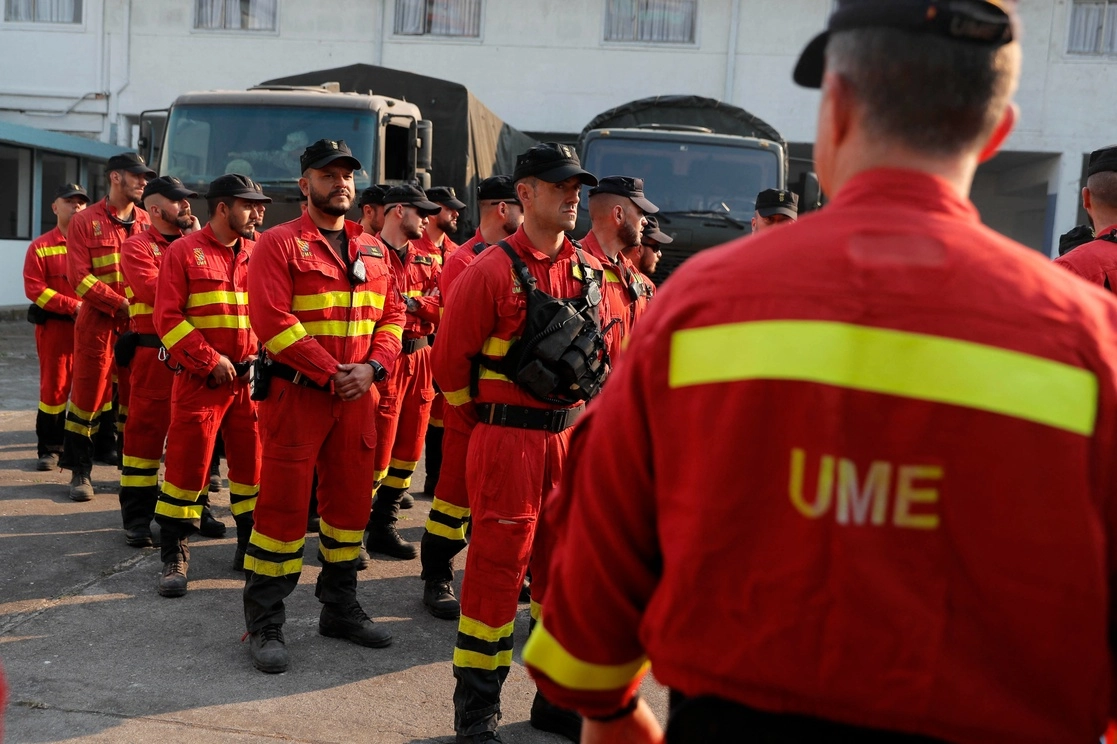 Miembros de la Unidad Militar de Emergencia de España se preparan para combatir los incendios forestales al sur de Chile. Foto Afp