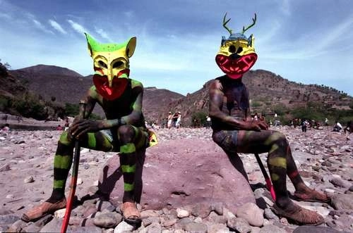 En la imagen, dos participantes de la Judea o Semana Santa cora, en el municipio de El Nayar. Foto José Carlo González/ archivo