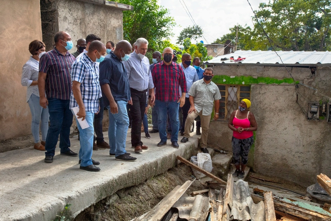 Imagen distribuida por la oficina de prensa de la Presidencia, en la que aparece el presidente de Cuba, Miguel Diaz-Canel, durante un recorrido por el barrio Los Pocitos, en el municipio de Marianao, en La Habana, el 12 de noviembre de 2021. Foto Afp