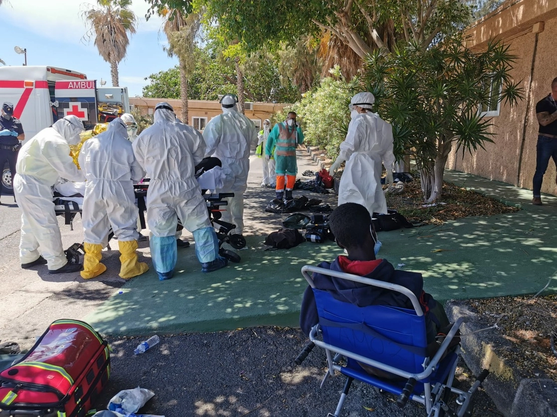 Tras el rescate, los migrantes africanos fueron trasladados al Aeropuerto Tenerife Sur, donde fueron valorados por el personal médico y llevados a un hospital, en las islas Canarias, el 11 de abril de 2021. Foto tomada del Twitter de @112canarias
