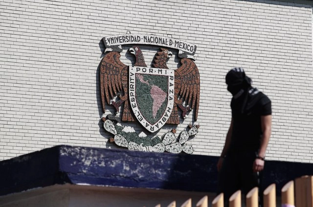 Encapuchado durante la toma de instalaciones de la Preparatoria 8. Foto Alfredo Domínguez / Archivo