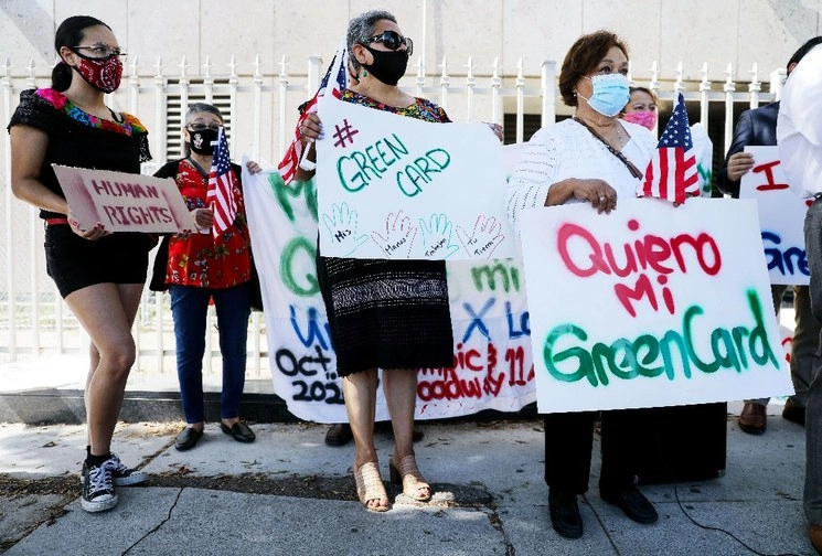 Migrantes protestan frente a un centro de detención en California. Foto Afp