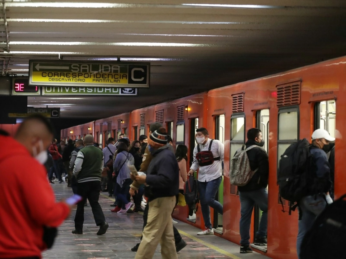 Usuarios del STCM en los andenes de la estación Balderas de la Línea 3 del Metro tras reanudar el servicio, luego del incendio ocurrido en la subestación Buen Tono, el 2 de febrero del 2021. Foto Roberto García Ortiz 