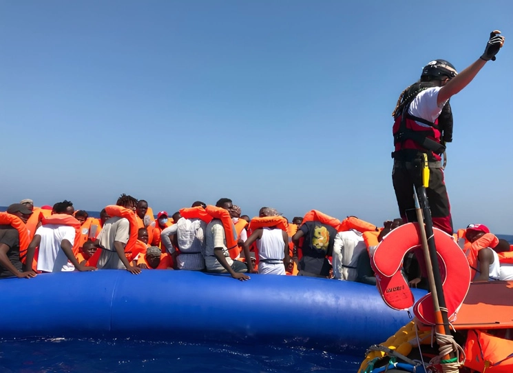 En imagen de archivo, autoridades interceptan a migrantes que tratan de llegar a la isla Griega. Foto Afp