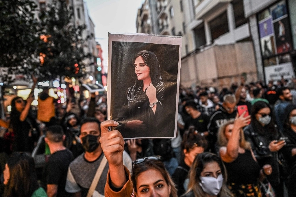 Un manifestante sostiene un retrato de Mahsa Amini durante una manifestación en apoyo de Amini, una joven iraní que murió tras ser arrestada en Teherán por la policía moral de la República Islámica, en la avenida Istiklal de Estambul el 20 de septiembre de 2022. Foto Afp