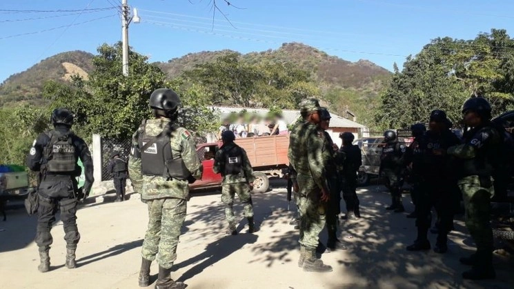 Fuerzas federales y estatales han brindado protección extraordinaria en esos poblados por los reportes de enfrentamientos. Foto La Jornada