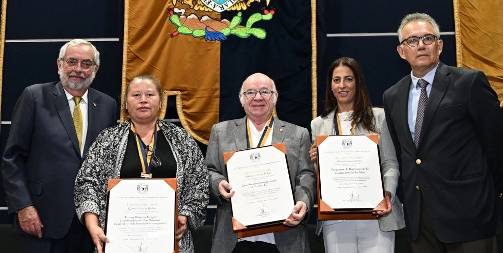El Programa de Migrantes de Fundación Carlos Slim recibió el reconocimiento Alfonso García Robles 2023 otorgado por la UNAM, el 5 de octubre de 2023. A la izquierda, el rector Enrique Graue. Foto tomada de X @Fund_CarlosSlim