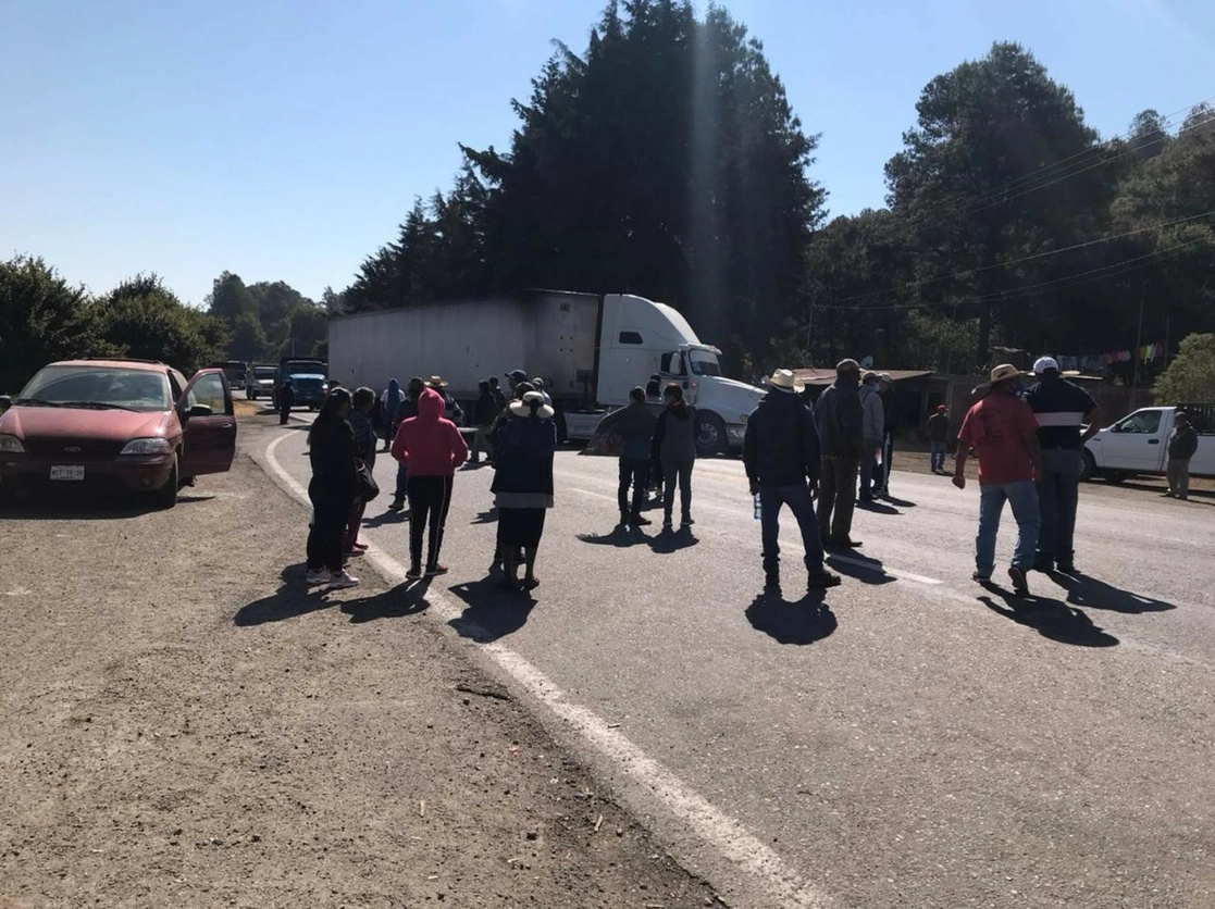 Autoridades comunales de las diferentes regiones purépechas bloquearon cinco carreteras interestatales de Michoacán para exigir respeto a su autonomía, a sus gobiernos y libertad para decidir el ejercicio presupuestario que le corresponde a cada población, el 10 de abril de 2021. Foto ‘La Jornada’