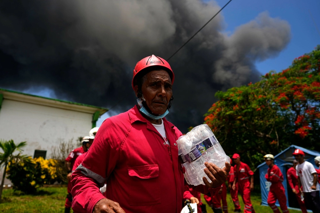 Miembros de la Cruz Roja Cubana se preparan para ser transportados a la Base de Superpetroleros de Matanzas. Foto Ap